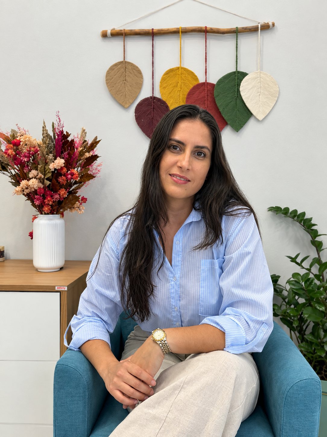 Franciele Bergamo, psicóloga e neuropsicóloga, sentada em seu consultório em Jundiaí.